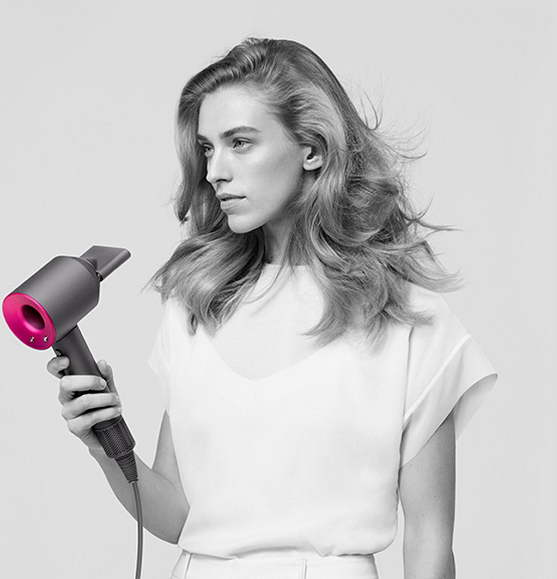 Девушка с феном Dyson